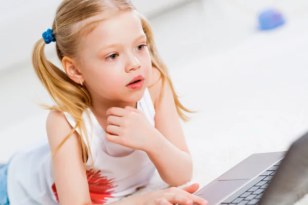 Pretty girl working on a laptop — Stock Photo, Image