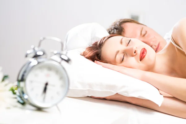 Mooie vrouw slapen op het bed — Stockfoto