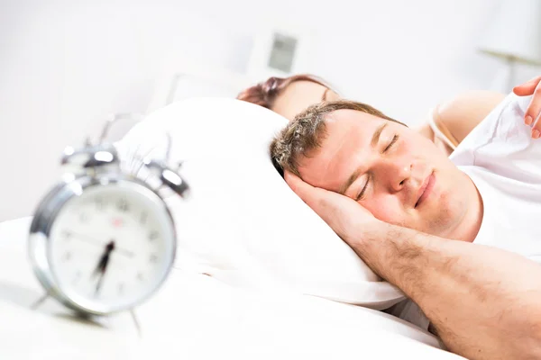 Hombre durmiendo en la cama — Foto de Stock