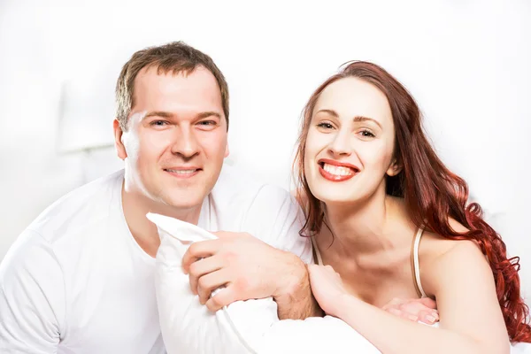 Jeune homme et femme couchés ensemble au lit — Photo