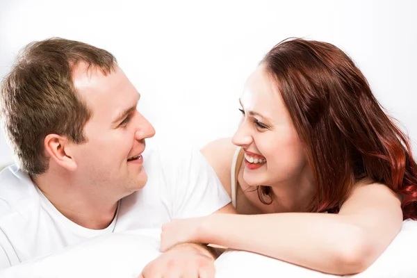 Jeune homme et femme couchés ensemble au lit — Photo