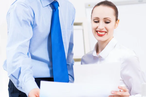 De verslagen van collega's bespreken — Stockfoto