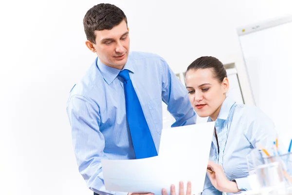 Colleagues discuss the reports — Stock Photo, Image