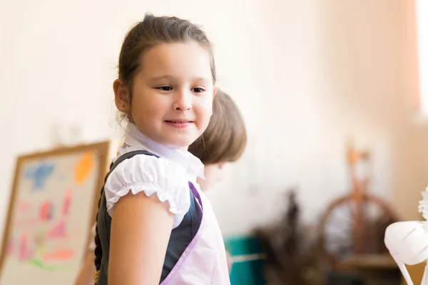 Portret Azjatycki Girl w fartuch malarstwo — Zdjęcie stockowe