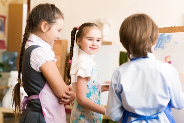 Children draw pictures of easels — Stock Photo, Image