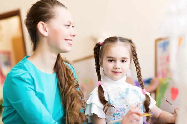 Teacher draws to a girl — Stock Photo, Image