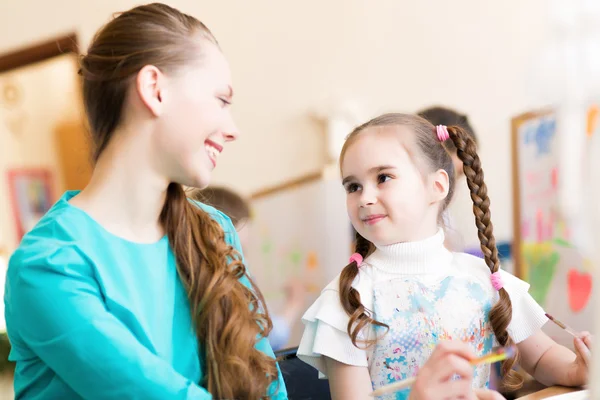 Teacher draws to a girl — Stock Photo, Image