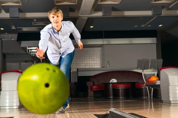 Genç adam bowling oynuyor — Stok fotoğraf