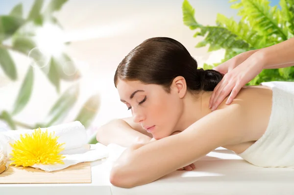 Beautiful spa woman lying on the couch — Stock Photo, Image