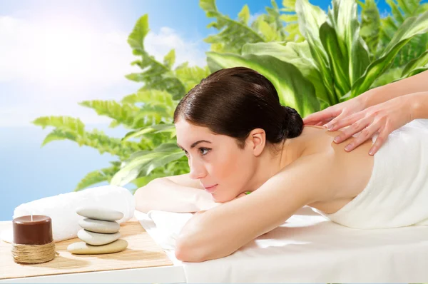 Beautiful spa woman lying on the couch — Stock Photo, Image