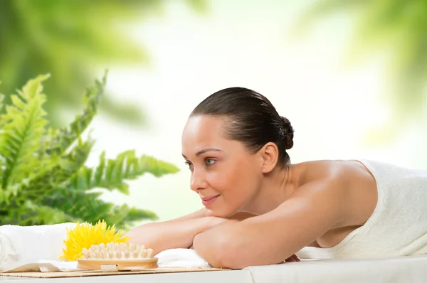 Beautiful spa woman lying on the couch — Stock Photo, Image