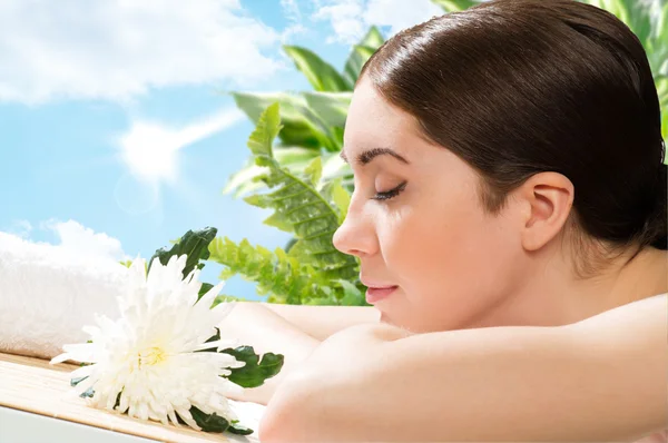 Beautiful spa woman lying on the couch — Stock Photo, Image