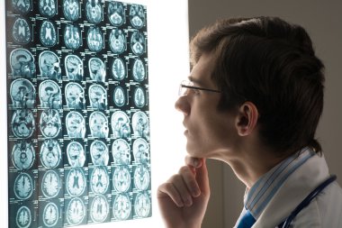 erkek Doktor Röntgen görüntü olarak arıyor