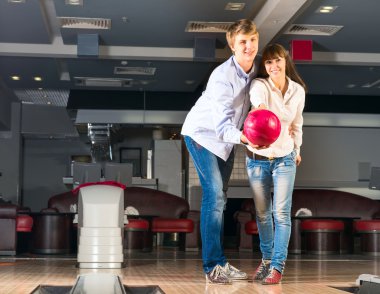 Genç çift bowling oynar