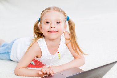 bir dizüstü bilgisayarda çalışan güzel bir kız