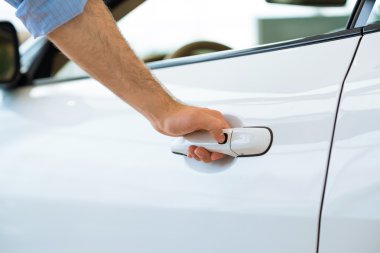 adam yeni bir araba için kapıyı açar