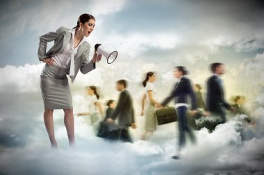 bir megafon, kalabalığın içine bağıran kadın