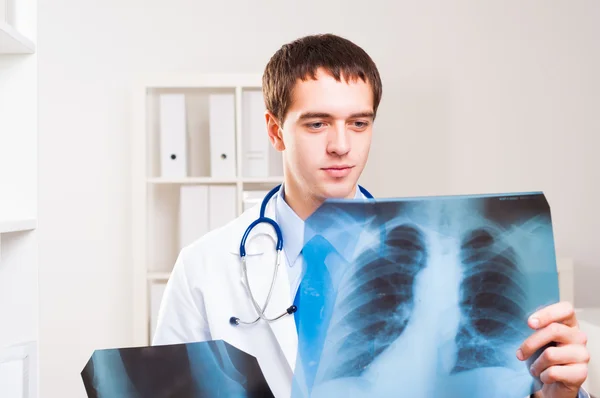 Доктор дивиться рентгенівський знімок — стокове фото