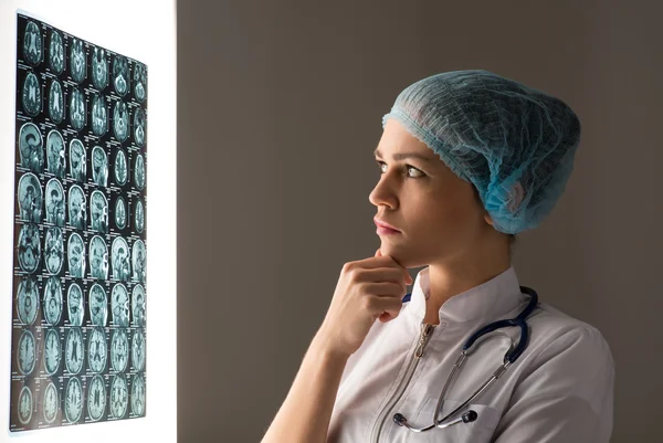 Doctor looking at the x-ray — Stock Photo, Image