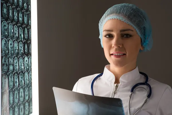 Médecin qui regarde la radiographie — Photo