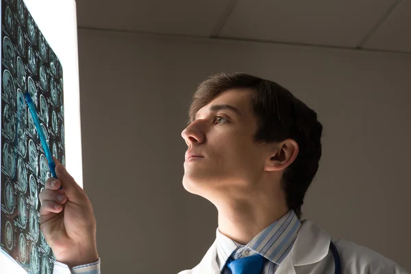 Αρσενικό γιατρός κοιτάζοντας την εικόνα ακτίνων χ — Φωτογραφία Αρχείου