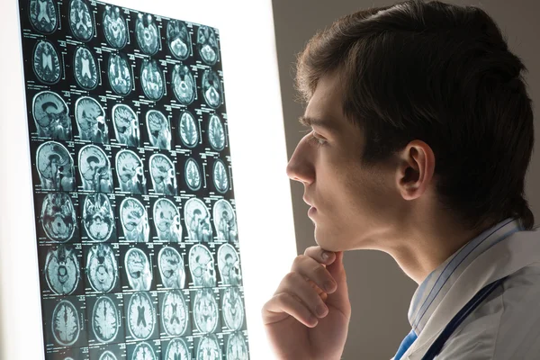 Male doctor looking at the x-ray image — Stock Photo, Image