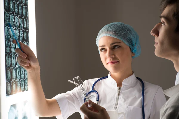 Medizinische Kollegen beraten in der Nähe des Röntgenbildes — Stockfoto