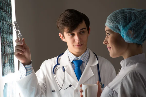 Medizinische Kollegen beraten in der Nähe des Röntgenbildes — Stockfoto