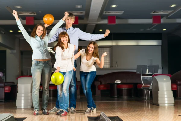 Bowling oynayan genç arkadaş grubu — Stok fotoğraf