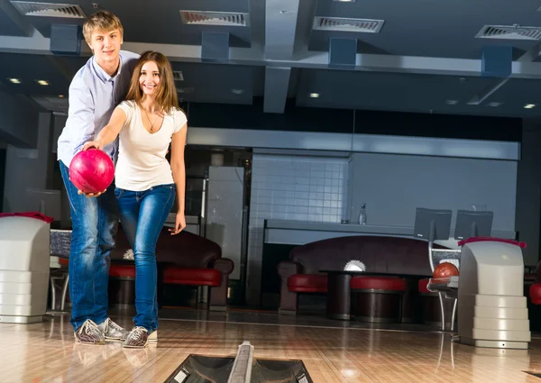 Genç çift bowling oynar — Stok fotoğraf