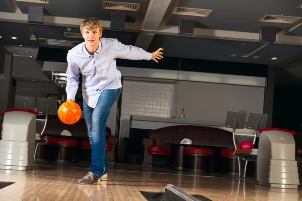 Jeune homme jouant au bowling — Photo