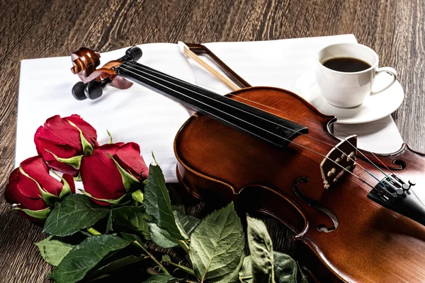 Violino, rosa, café e livros de música — Fotografia de Stock