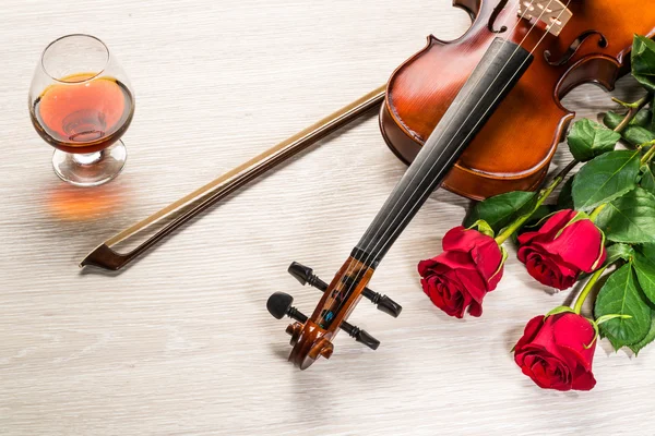 Violín, rosa, copa de champán y libros de música — Foto de Stock