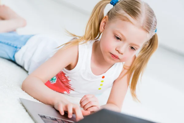 Pretty girl working on a laptop — Stock Photo, Image