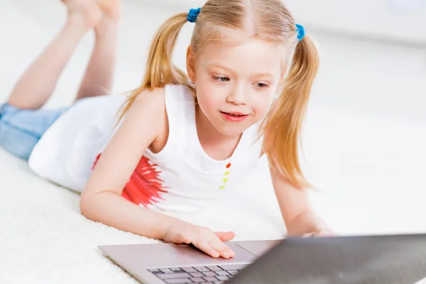 Pretty girl working on a laptop — Stock Photo, Image