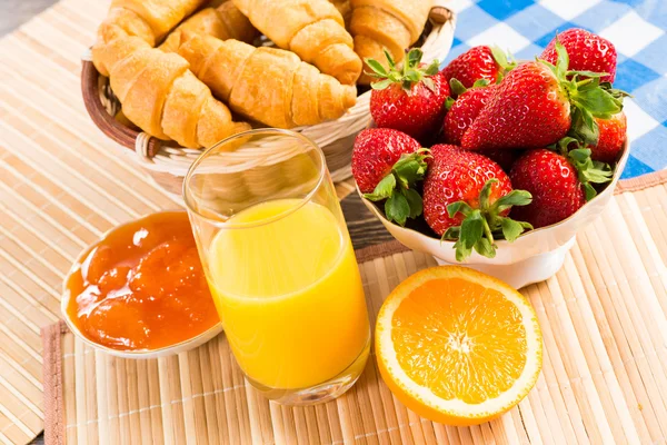 Desayuno temprano, zumo, croissants y mermelada — Foto de Stock