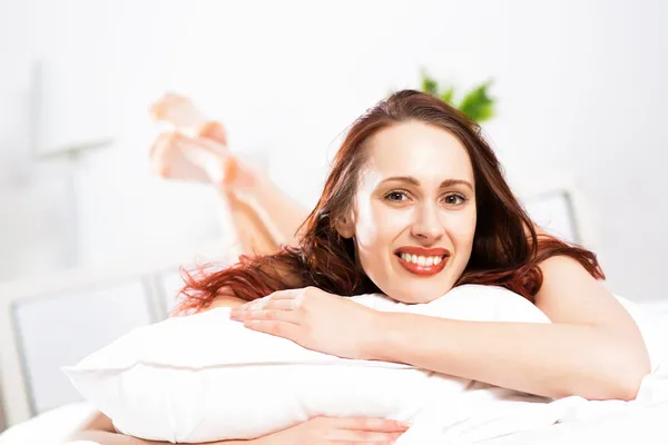 Porträtt av en ung kvinna i sovrummet — Stockfoto