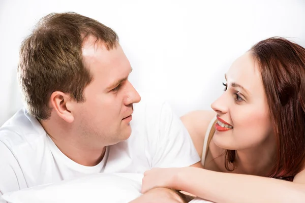 Jeune homme et femme couchés ensemble au lit — Photo