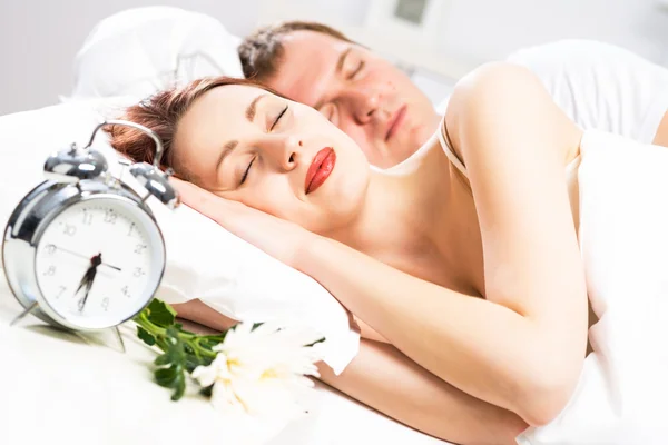 Gyönyörű nő az ágyban alszik — Stock Fotó