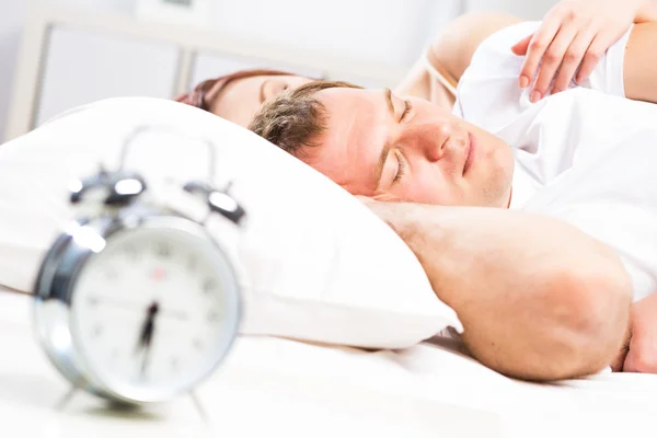 Mann schläft im Bett — Stockfoto