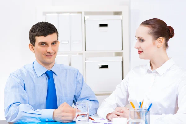 Kollegen diskutieren die Berichte — Stockfoto