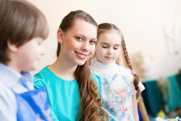 Children draw with the teacher — Stock Photo, Image