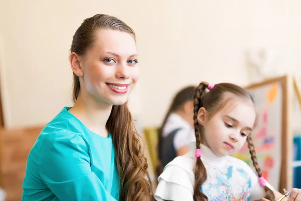 Teacher talks to a schoolgirl — Stock Photo, Image