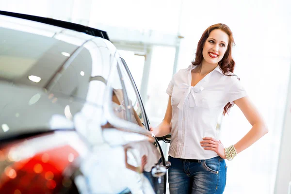 Jeune femme debout près d'une voiture — Photo