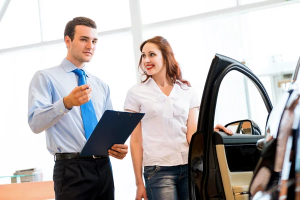 Consultant in the showroom and the buyer — Stock Photo, Image