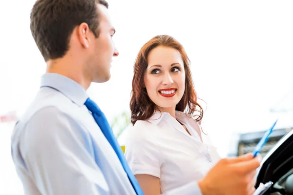 Consultant in the showroom and the buyer — Stock Photo, Image