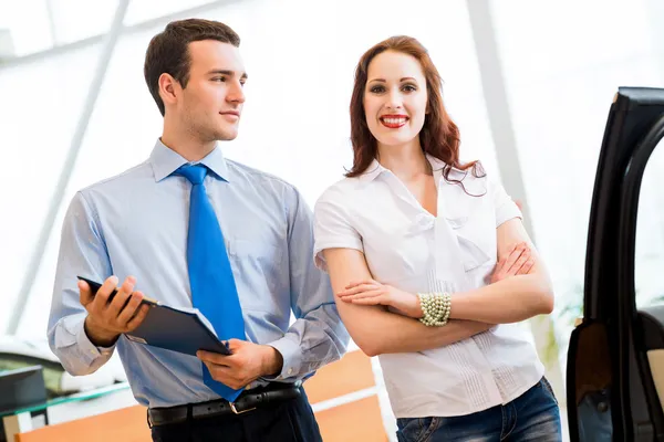 Consultant in the showroom and the buyer — Stock Photo, Image