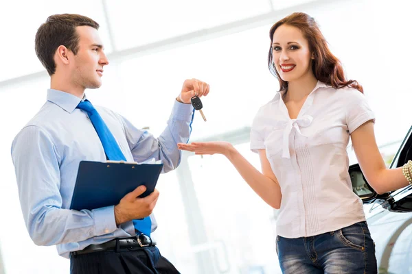 Buying a new car — Stock Photo, Image