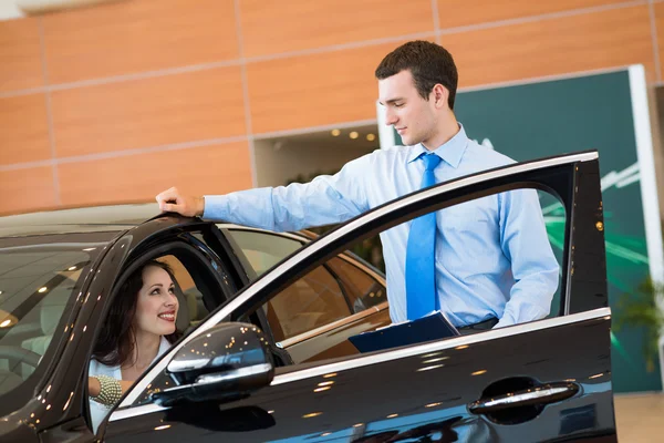 Consultant in the showroom and the buyer — Stock Photo, Image