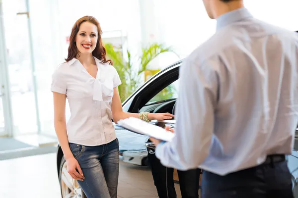 Buying a new car — Stock Photo, Image